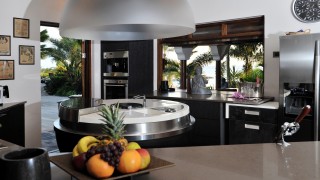 The kitchen of the Mastervilla Baoase Luxury Resort