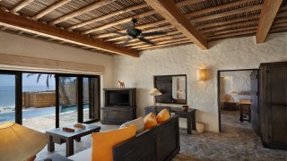 Pool Villa Suite Beachfront living room 6837 A4